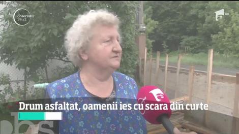 Zeci de locuitori din Suceava s-au trezit într-un coşmar: trebuie să iasă din curţi cu scara sau de-a buşilea
