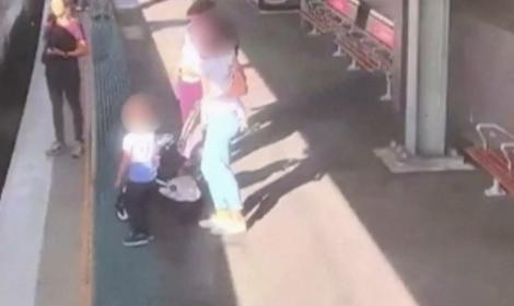 Au fost momente de panică la metroul din Sydney, după ce un copil a căzut între peron şi tren, sub privirile îngrozite ale mamei sale