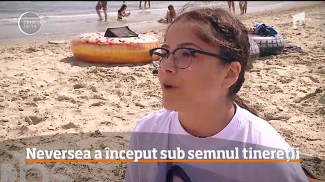 O mulţime de tineri s-au prezentat, de la prima oră, pe plaja din Constanţa, pentru a fi siguri că nu vor rata nicio secundă din festivalul Neversea