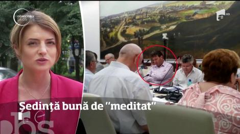 Şeful Inspectoratului Şcolar Suceava a adormit în timpul unei şedinţe a Consiliului Judeţean Suceava