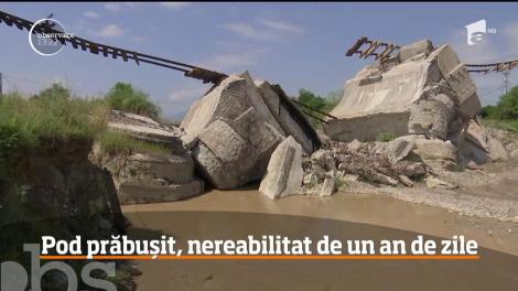 Podul de cale ferată din Budila, o ruină la un an de zile de când a fost rupt de o viitură
