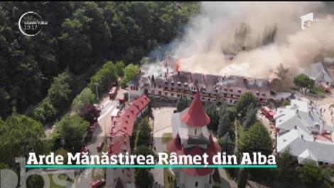Arde de câteva ore acoperişul Mănăstirii Râmeţ din Alba, unul dintre cele mai vechi aşezăminte monahale ortodoxe din Transilvania