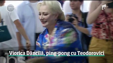 Premierul Viorica Dănilă, desculţă pe plaja din Sulina