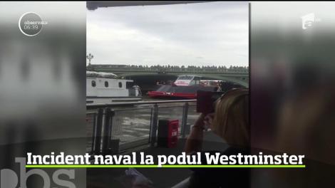 O ambarcaţiune de agrement plină cu oameni a rămas blocată sub podul Wesminster din Londra