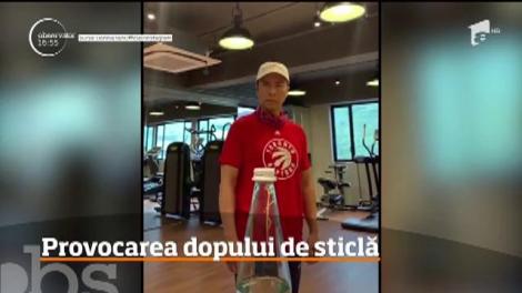 Provocarea în care oamenii deschid capacele sticlelor cu piciorul