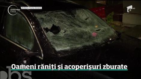 Oameni răniţi şi acoperişuri zburate. Vijeliile de cod roşu au dat alarma în jumătate de ţară