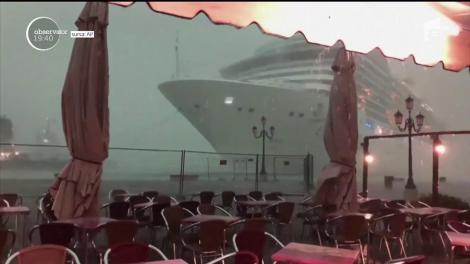 Turiştii din Veneţia au trăit clipe de groază. Un vas de croazieră uriaş s-a apropiat cu viteză de faleză