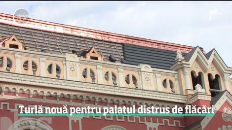 La aproape un an de la incendiul care a mistuit Palatul Episcopal din Oradea a fost montată o turlă nouă pe acoperiş