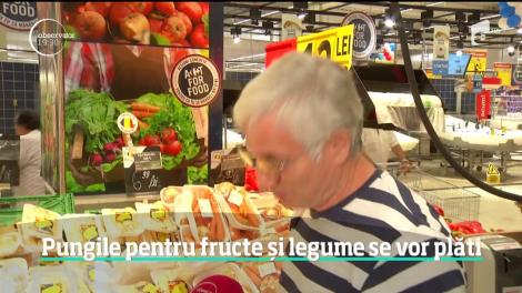Lege nouă din august! Românii, obligați să plătească pungile de plastic de la raioanele de fructe şi legume