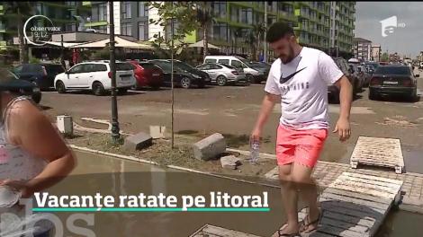 Şantierele de pe litoral strică vacanţa turiştilor. În Eforie Nord şi Năvodari oamenii au nevoie de cizme de cauciuc în loc de şlapi