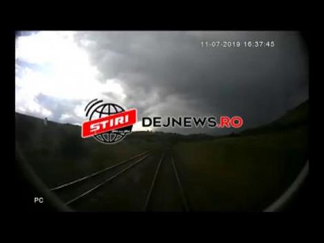Video. Imaginile morții surprinse în momentul accidentului de tren de la Cluj. Șoferul fără permis a fost spulberat!