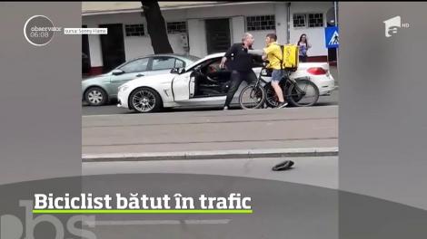 Un biciclist a fost bătut de şoferul unei maşini de lux, pentru că a refuzat să îi asculte indicaţiile