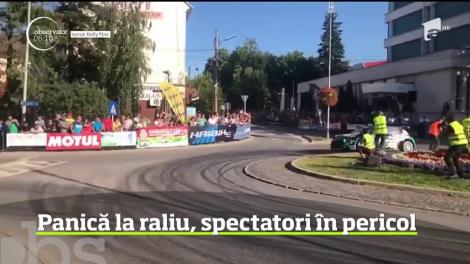 Panică la Raliul Harghitei, spectatori în pericol. Un cauciuc s-a desprins de pe una dintre maşinile de curse