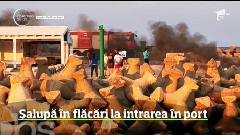 Panică pe malul mării, în Eforie Nord. O şalupă s-a aprins ca o torţă la intrarea în port