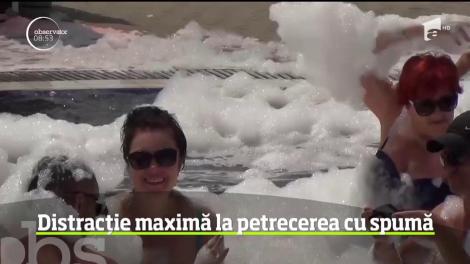 Distracție maximă la petrecerea cu spumă din staţiunea Băile Felix, judeţul Bihor