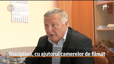 Primarul unei comune din judeţul Neamţ a montat 54 de camere de luat vederi. Vrea să-i prindă pe cei care aruncă gunoi în stradă