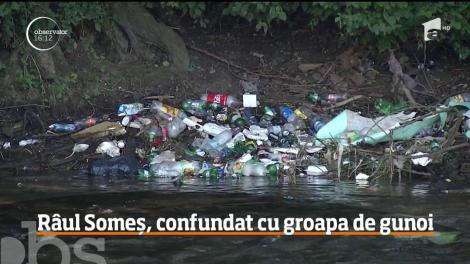 Someşul este la un pas să ajungă o mare groapă de gunoi! Malurile râului sunt sufocate de mizerii