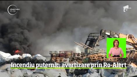 Un incendiu violent a mistuit un depozit de deşeuri reciclabile din judeţul Bihor. Oamenii au fost avertizați prin sistemul Ro Alert că există riscul de intoxicare cu fum
