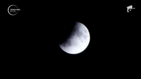 A fost o noapte în care luna ne-a ţinut pe mulţi dintre noi cu ochii spre cer