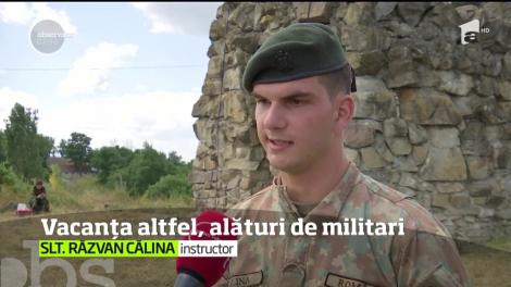 Elevi în tabăra de cercetași a Armatei