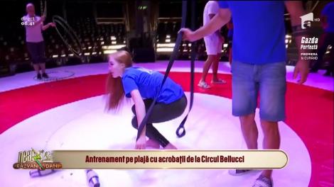 Antrenament pe plajă cu acrobații de la Circul Bellucci
