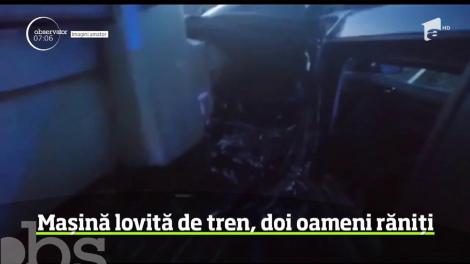 O familie a scăpat ca prin minune după ce maşina în care se afla a fost lovită de tren