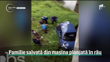 O familie întreagă a supravieţuit miraculos, după ce a a plonjat pe malul unui râu, de la aproape patru metri înălţime