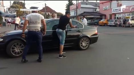 Și-au lăsat nepoata în mașină, ca să intre într-un magazin, iar când s-au întors, au intrat în panică! A intervenit poliția! Video