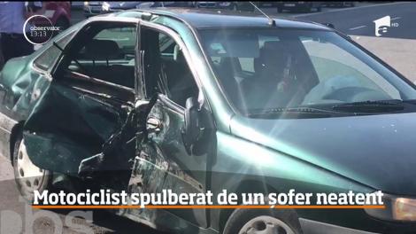 Motociclist spulberat de un șofer neatent