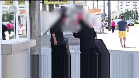 Două femei îmbrăcate în maicute, sub influenţa băuturilor alcoolice au făcut scandal în centrul oraşului Vaslui