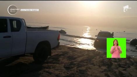 Scene uluitoare surprinse pe o plajă din Mamaia!  O maşină a stat ca la expoziţie, în valurile mării, minute în şir