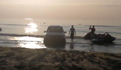 Scene uluitoare în Mamaia!  Un bolid de lux a rămas blocat în nisip, printre valuri, sub ochii turiștilor