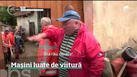 Într-o localitate din Sibiu, oamenii s-au refugiat pe dealuri şi au privit cu lacrimi în ochi cum apele le iau maşinile şi animalele şi le distrug casele