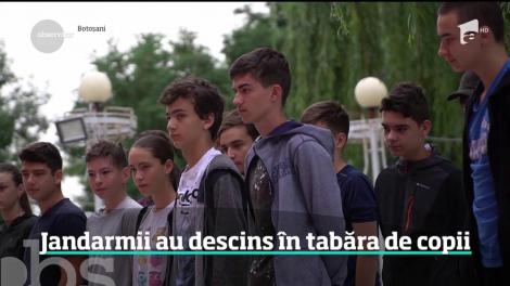 Treziţi de bătăile în uşă ale jandarmilor în zorii zilei. A fost experienţa de care au avut parte 35 de copii veniţi în tabără lângă Botoşani
