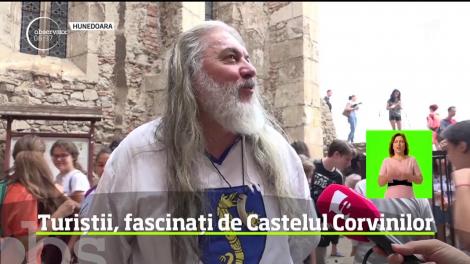 Turiștii, fascinați de Castelul Corvinilor
