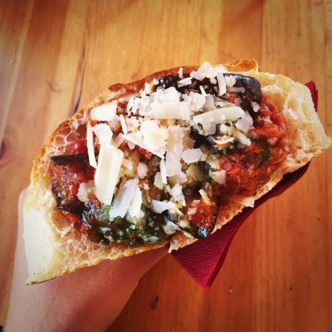 Mâncarea pe caniculă, un real pericol. Medicii avertizează: Nu cumpăraţi din vitrinele care stau în soare