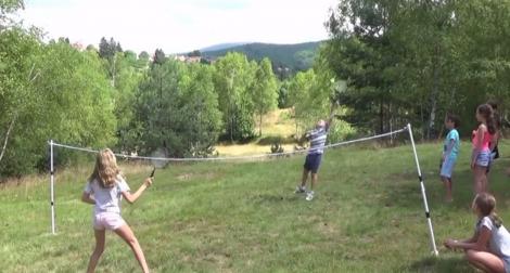 O comună din Caraş-Severin a devenit visul oricărui turist. Verdeaţă, mâncare delicioasă, dar şi un teren de tenis imens