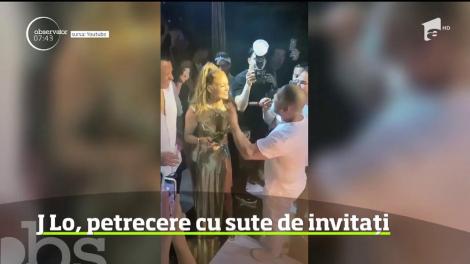 Jennifer Lopez şi-a sărbătorit aniversarea de 50 de ani aşa cum era de aşteptat: printr-o petrecere veselă şi plină de energie