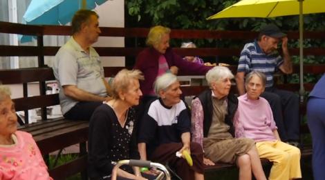 Bătrânii de la un cămin din Capitală au dansat, au cântat și s-au bucurat de surprize