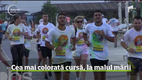 Cea mai colorată întrecere a avut loc la malul mării. Turiştii au alergat nu să câştige, ci pentru distracţie. Au ajuns la finish împroşcaţi cu pudră şi sclipici în toate nuanţele