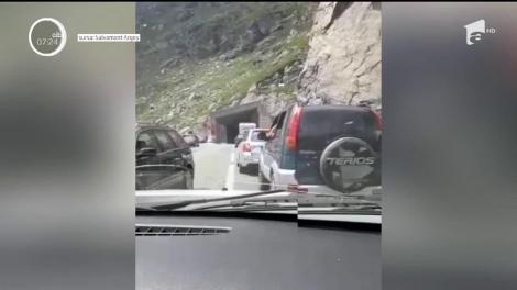 Intervenţie la limită pe Transfăgărăşan! Aglomeraţia a blocat salvamontiştii care trebuiau să ajungă la un bărbat rănit, la Bâlea Lac