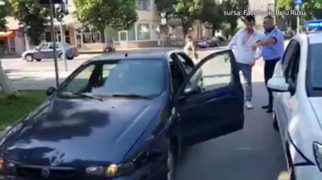 Video. „Băă, ăsta e mort! E mort!”. Șofer mort de beat, oprit în trafic de polițiști: „Vezi că te trag de urechi! Trage frâna și dă-te jos din mașină!”