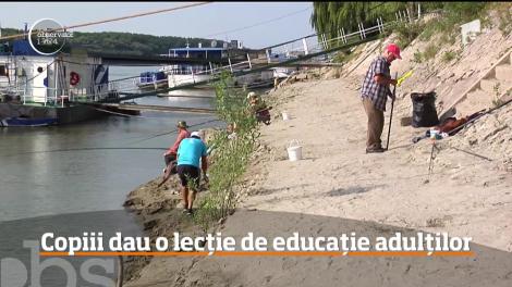 Zeci de copiii din Brăila au mers să strângă fiecare rest de gunoi aruncat de oamenii nepăsători care-şi petrec timpul pe faleza Dunării