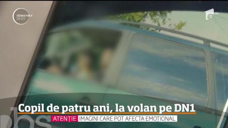 Un copil de patru ani a fost filmat în timp ce conducea maşina în braţele tatălui său pe Drumul Naţional 1, în apropiere de Ploieşti!