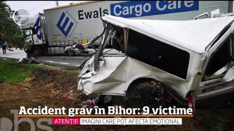 Doi oameni au murit şi alţi şapte au fost răniţi, după ce un microbuz plin cu pasageri a izbit frontal un tir în judeţul Bihor