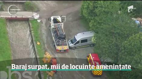 Mii de oameni au fost evacuaţi peste noapte dintr-un orăşel din nordul Angliei din cauza unui baraj care ameninţă să se rupă