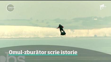 Un francez a traversat în zbor Canalul Mânecii, propulsat de un flyboard