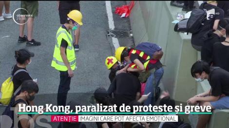 Hong Kong, paralizat de proteste și greve. O maşină a intrat în plin într-o baricadă ridicată de protestatari