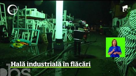 Incendiu puternic la o hală industrială din Târgu Neamţ