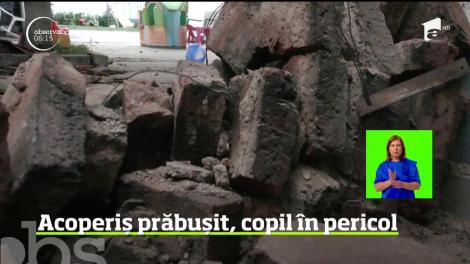 Un copil de 6 ani a fost la un pas să fie strivit de acoperişul unei locuinţe vecine,  în Codlea